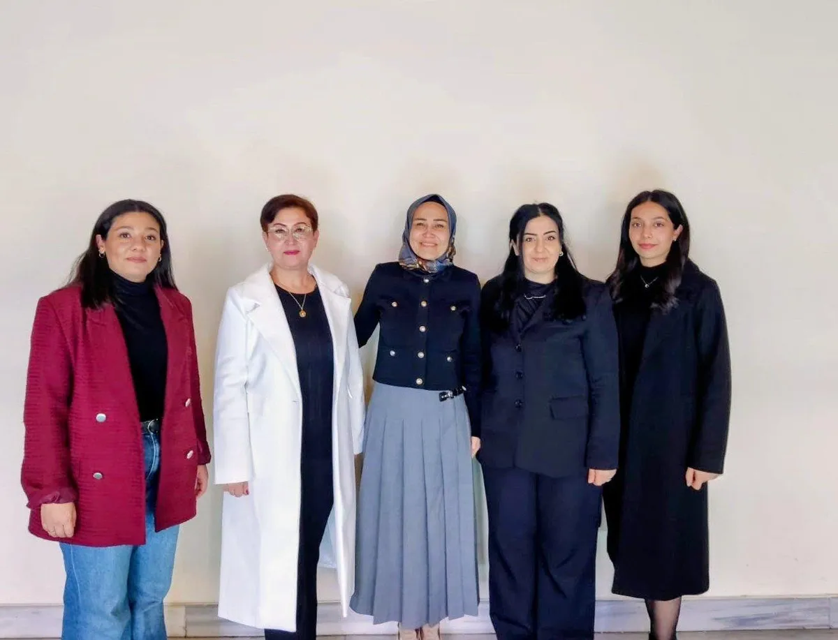 Melek Kener Kişisel Gelişim Kursu beş eğiticiden oluşan profesyonel kadro tanıtım fotoğrafı